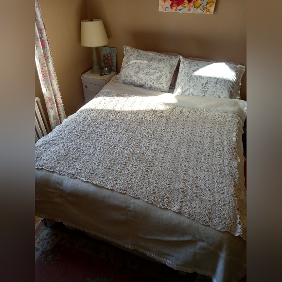 Handmade crocheted table cloth - Picture 4 of 4